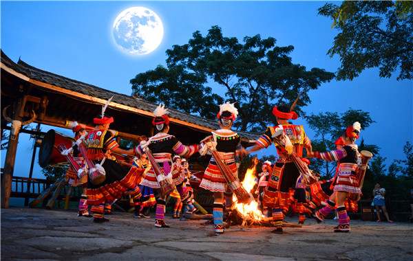 佛山出发清远连南瑶族盘王节千年瑶寨峡天下悬崖绝壁栈道灵鹫宫溶洞